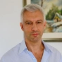 Седой мужчина в светлой рубашке